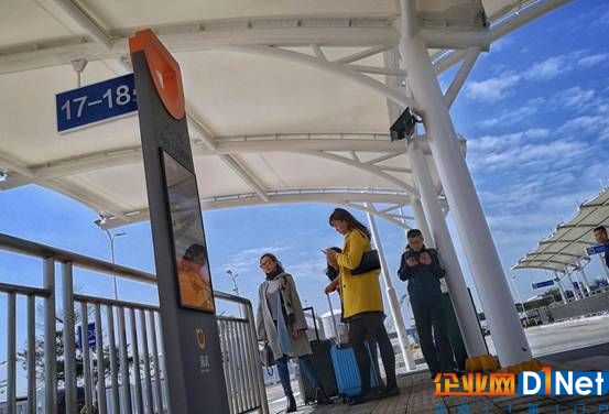 說明: D:photos滴滴照片大數據智慧交通Passengers wait by DiDi Station and a designated lane for ride-sharing services at Shenzhen Bao’an Airport.jpg