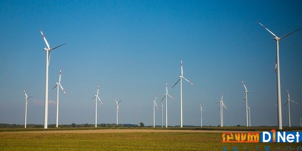 Wind_turbines_in_rural_Germany_6D2B8662.jpg