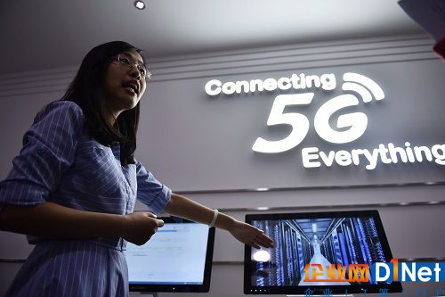 資料圖：一名工作人員在位于北京的中國移動5G體驗廳講解5G技術特性 新華社記者 吳剛 攝