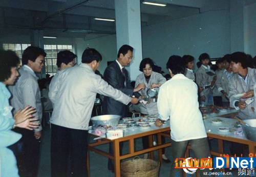 1988年11月，郭臺銘與工人一起在食堂吃飯。富士康供圖